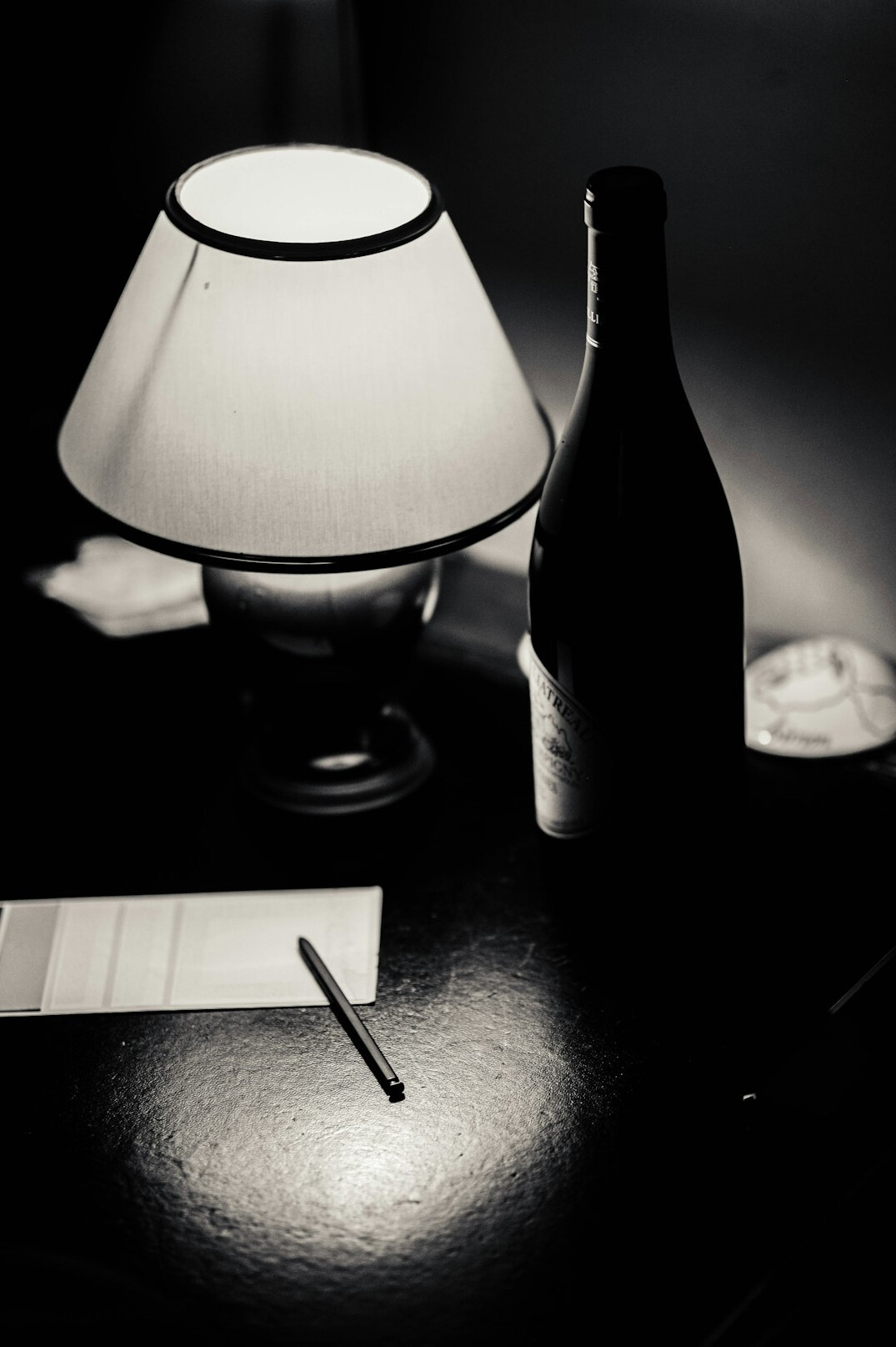 Writing desk with pen, paper and a lamp